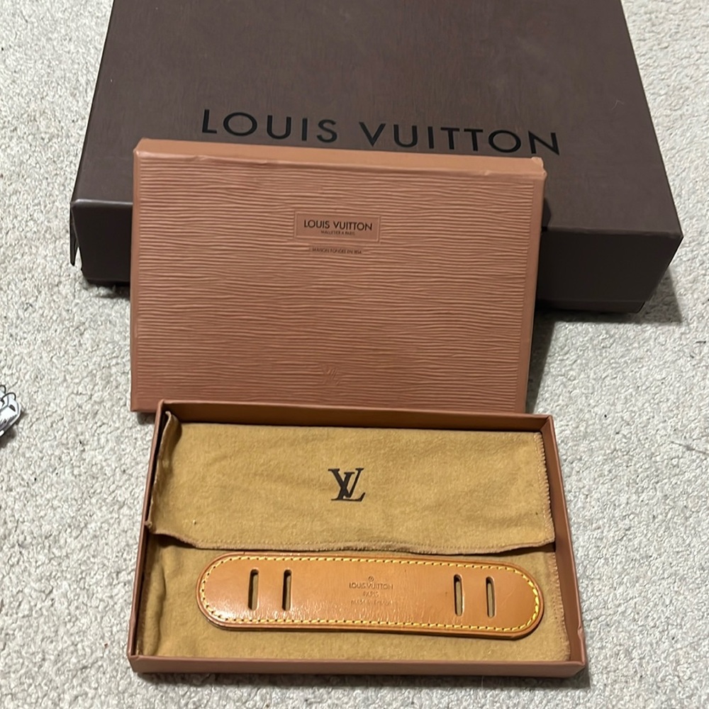 LOUIS VUITTON Shoulder Pad LV1